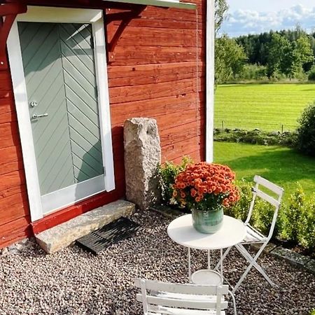 Nyrenoverad Stuga Naera Naturen Linköping Kültér fotó