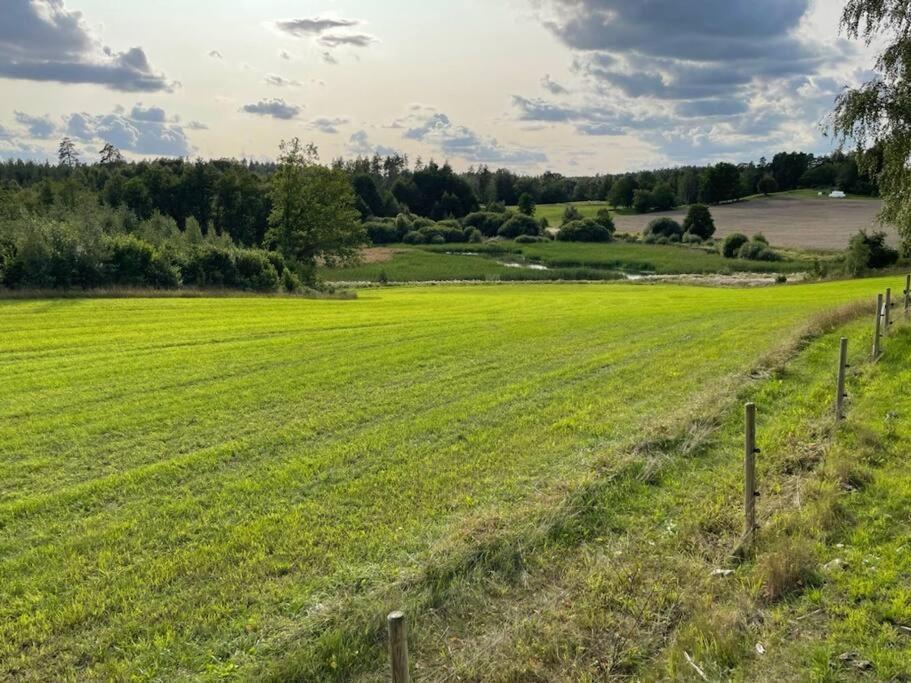 Nyrenoverad Stuga Naera Naturen Linköping Kültér fotó
