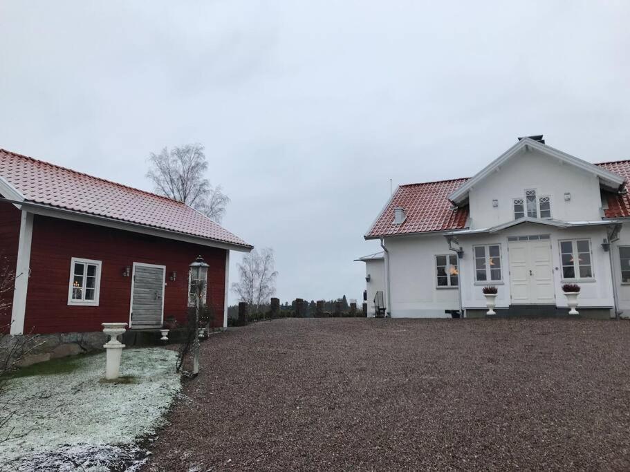 Nyrenoverad Stuga Naera Naturen Linköping Kültér fotó