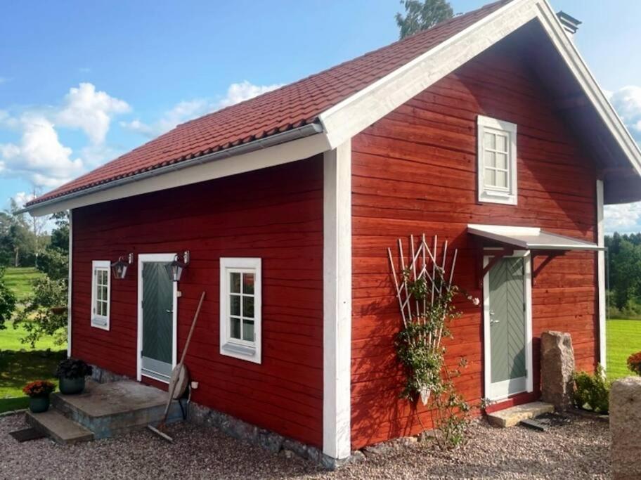 Nyrenoverad Stuga Naera Naturen Linköping Kültér fotó